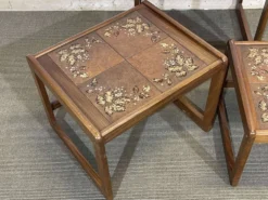 Suite de 3 tables gigognes en teck et dessus carrelé