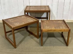 Suite de 3 tables gigognes en teck et dessus carrelé