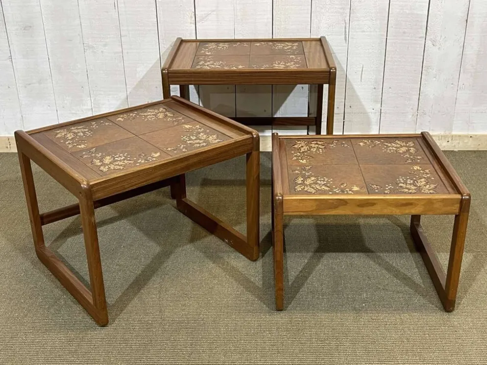 Suite de 3 tables gigognes en teck et dessus carrelé
