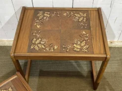 Suite de 3 tables gigognes en teck et dessus carrelé