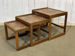 Suite de 3 tables gigognes en teck et dessus carrelé