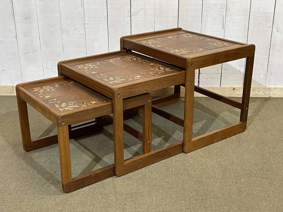 Suite de 3 tables gigognes en teck et dessus carrelé