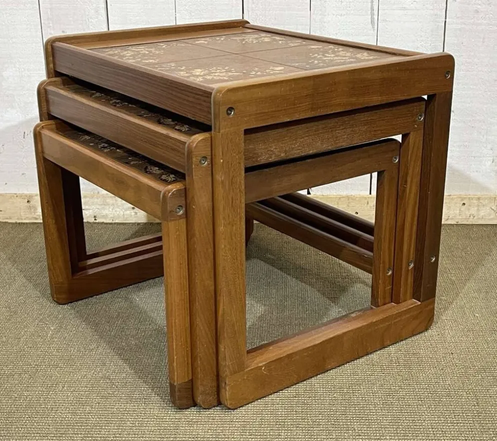 Suite de 3 tables gigognes en teck et dessus carrelé