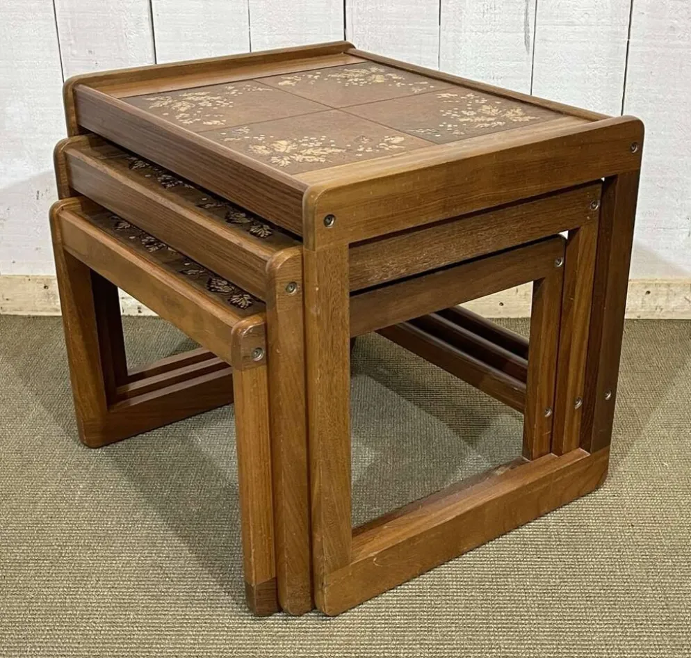 Suite de 3 tables gigognes en teck et dessus carrelé