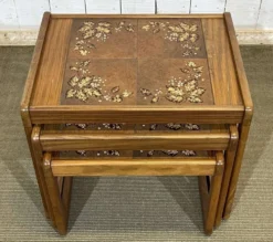 Suite de 3 tables gigognes en teck et dessus carrelé