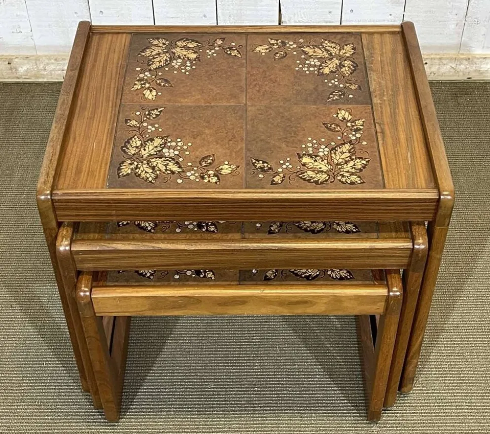 Suite de 3 tables gigognes en teck et dessus carrelé
