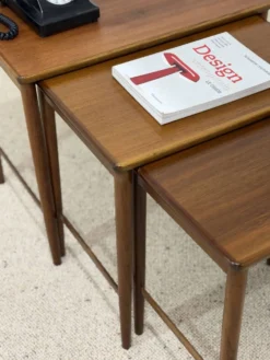 Suite de 3 tables gigognes scandinaves en teck – années 60