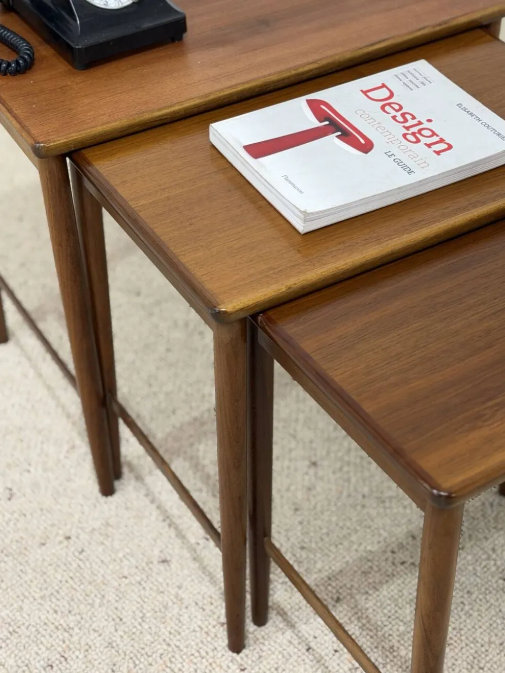 Suite de 3 tables gigognes scandinaves en teck – années 60