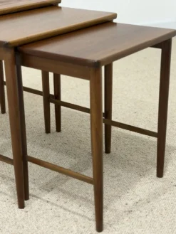Suite de 3 tables gigognes scandinaves en teck – années 60