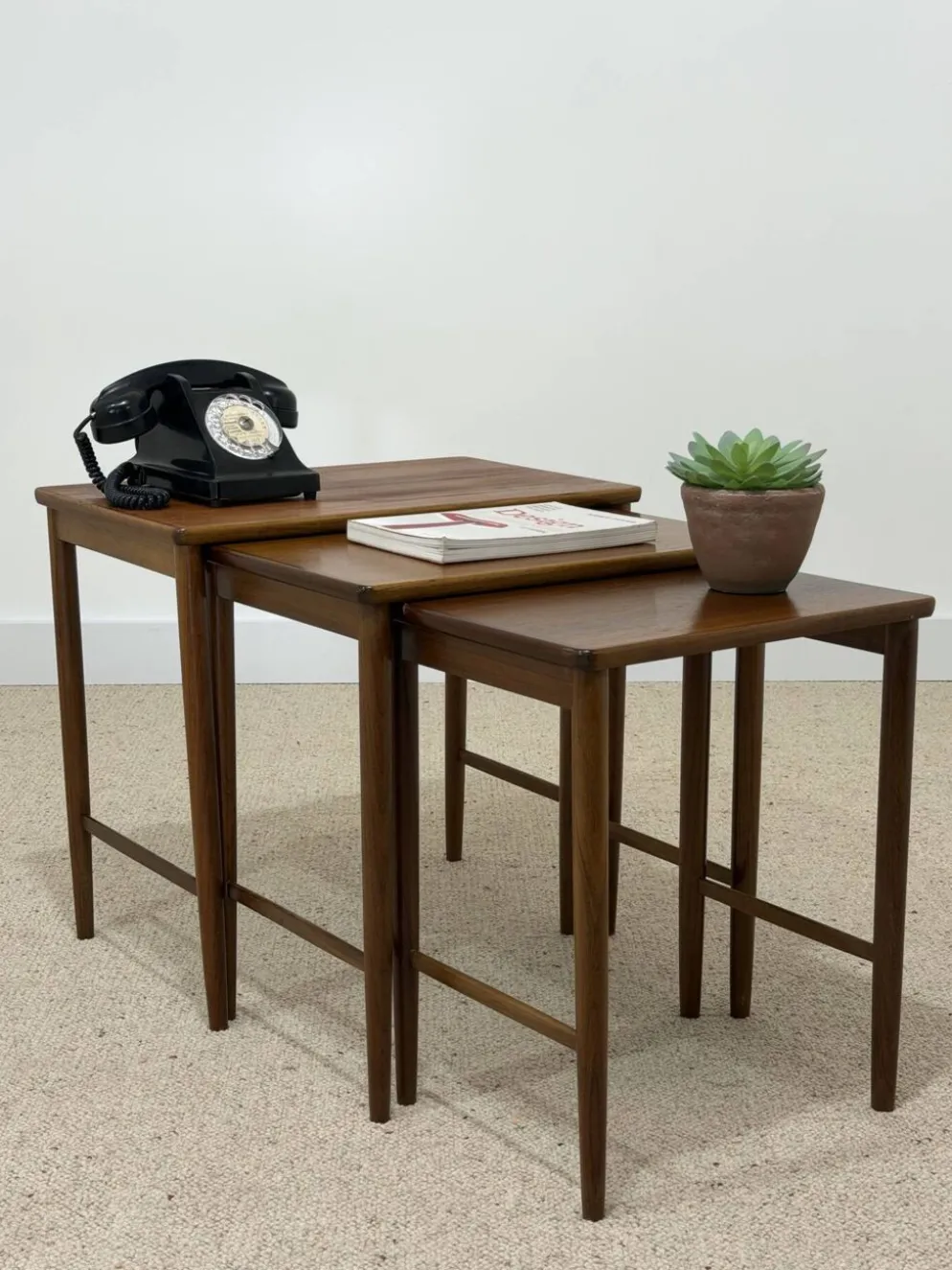 Suite de 3 tables gigognes scandinaves en teck – années 60
