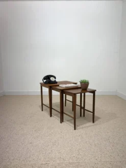 Suite de 3 tables gigognes scandinaves en teck – années 60