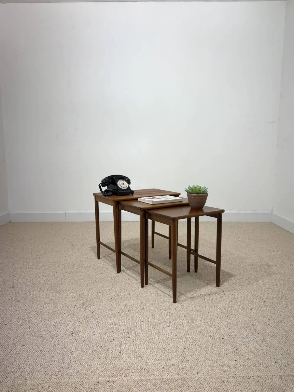 Suite de 3 tables gigognes scandinaves en teck – années 60