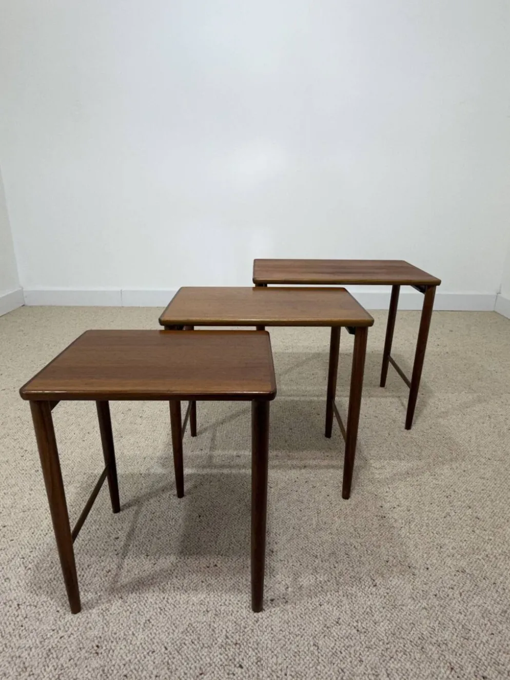 Suite de 3 tables gigognes scandinaves en teck – années 60