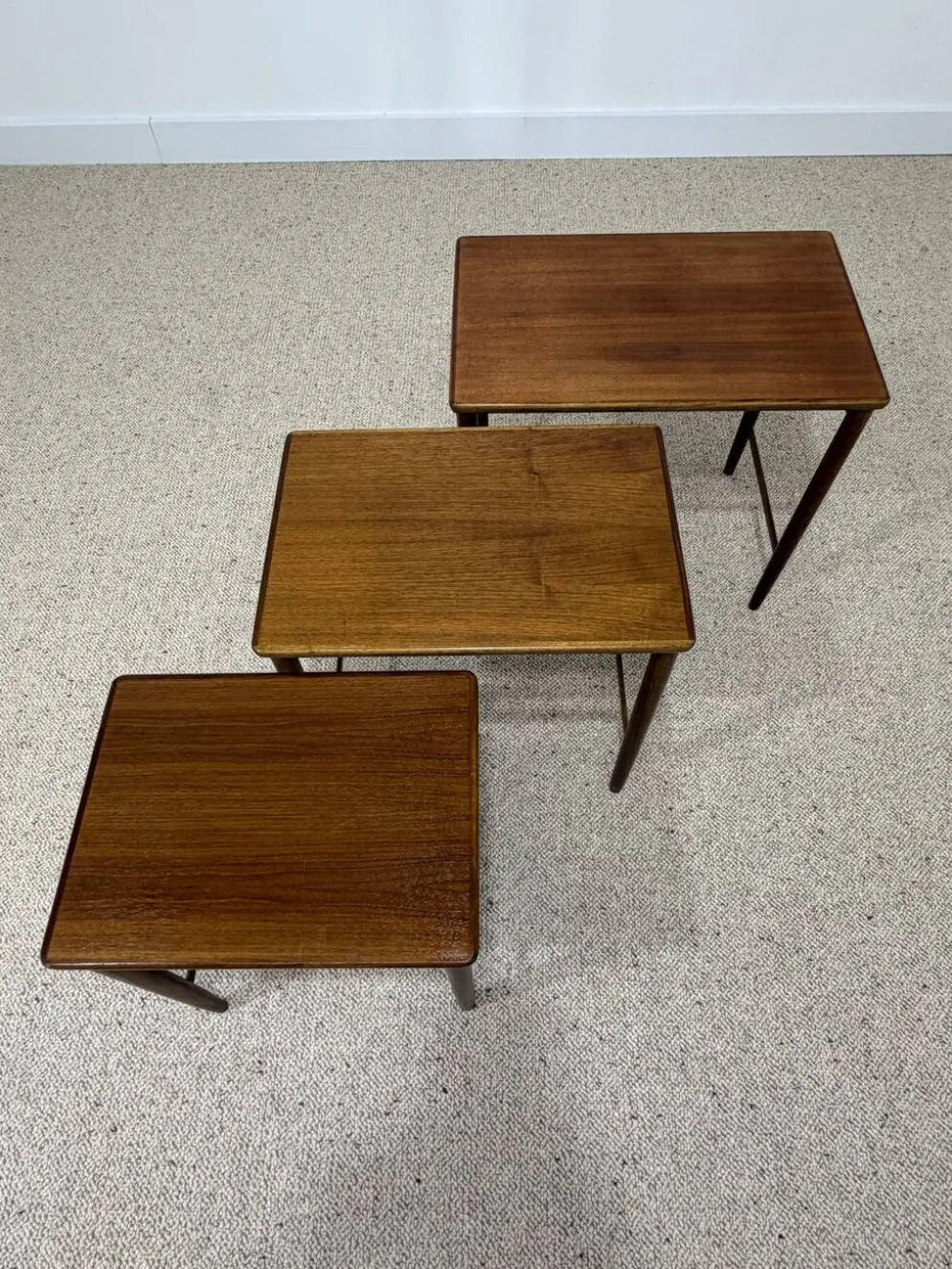 Suite de 3 tables gigognes scandinaves en teck – années 60