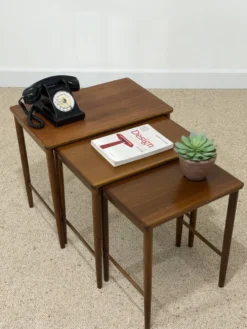 Suite de 3 tables gigognes scandinaves en teck – années 60
