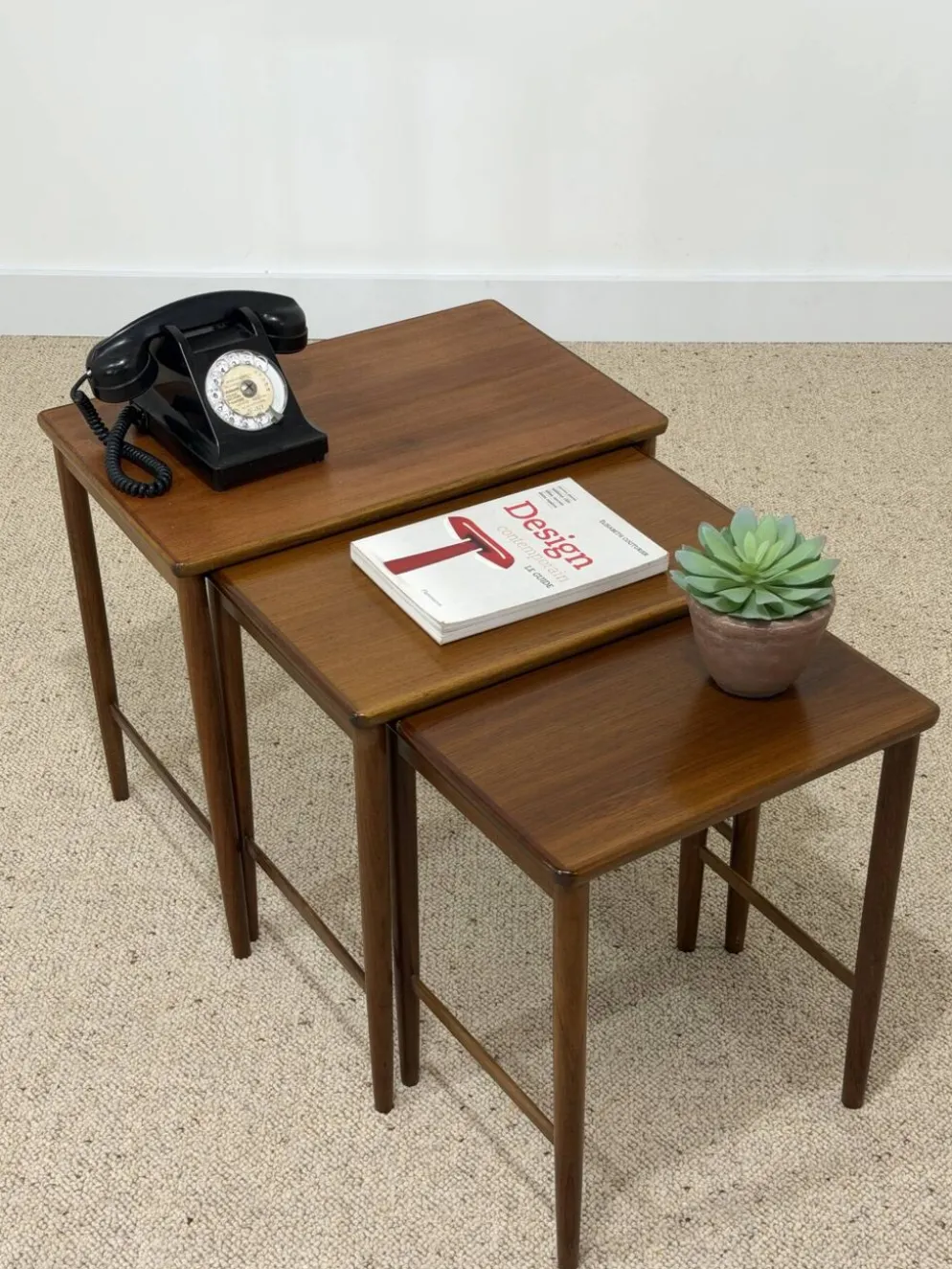 Suite de 3 tables gigognes scandinaves en teck – années 60