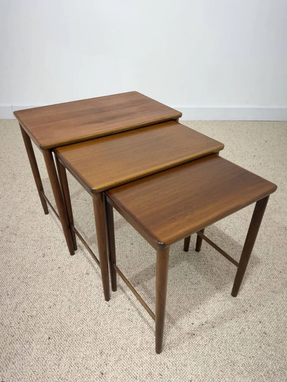Suite de 3 tables gigognes scandinaves en teck – années 60