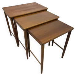 Suite de 3 tables gigognes scandinaves en teck – années 60