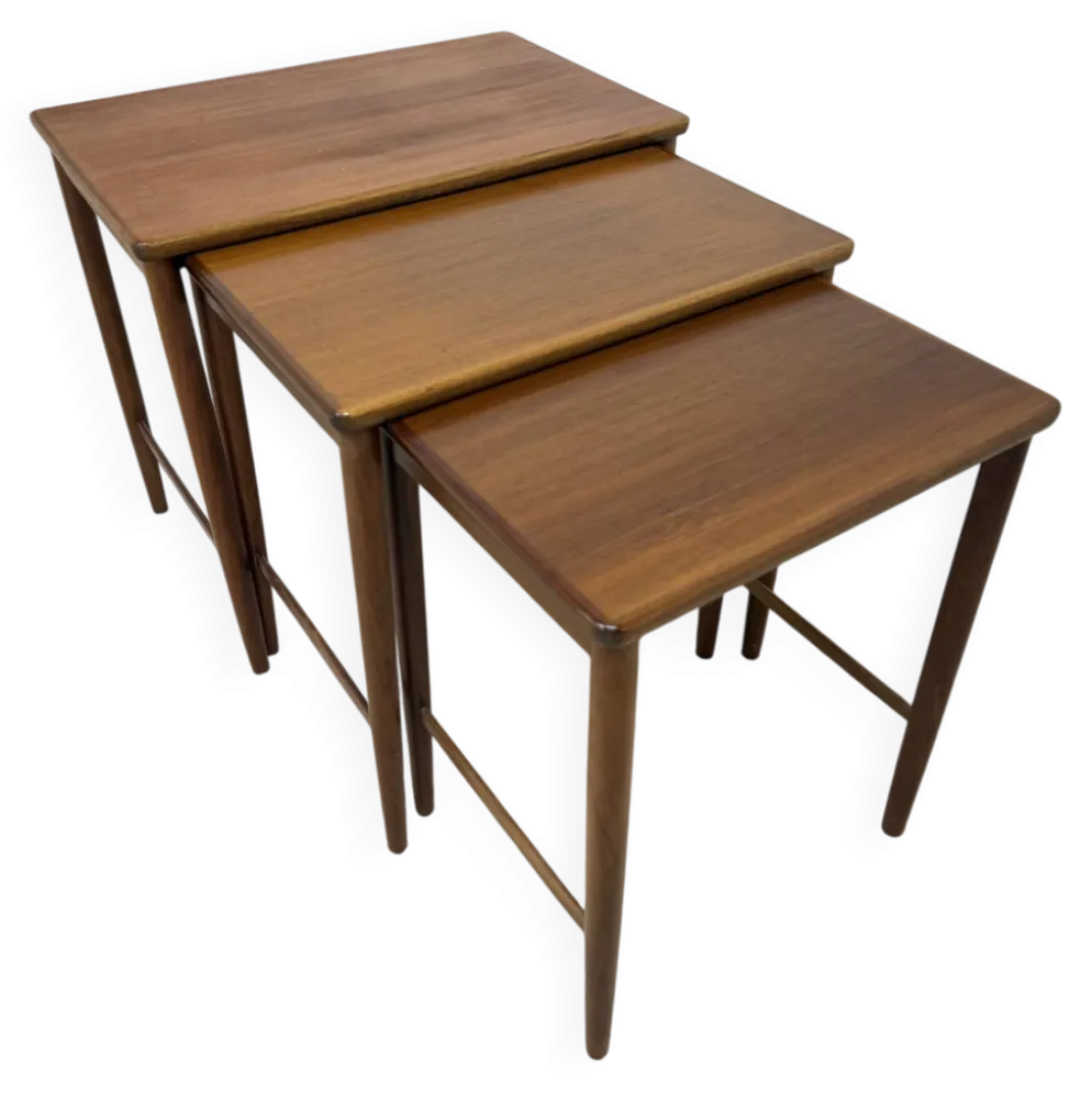 Suite de 3 tables gigognes scandinaves en teck – années 60