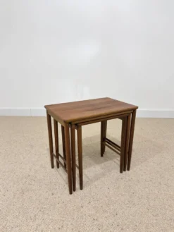 Suite de 3 tables gigognes scandinaves en teck – années 60