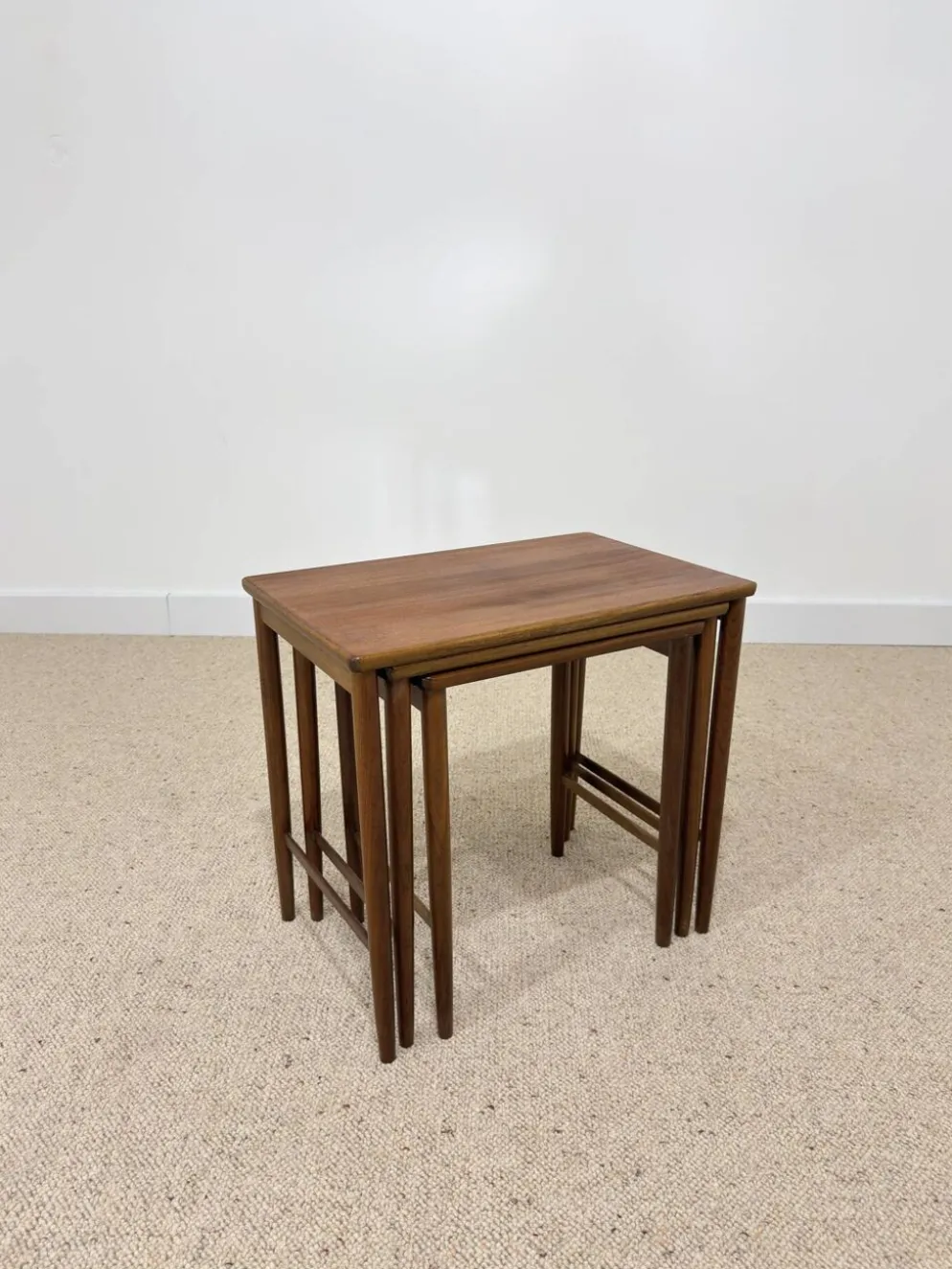 Suite de 3 tables gigognes scandinaves en teck – années 60