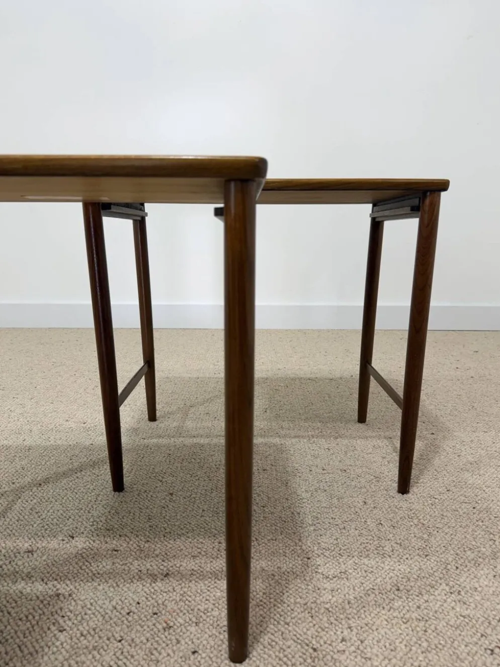 Suite de 3 tables gigognes scandinaves en teck – années 60