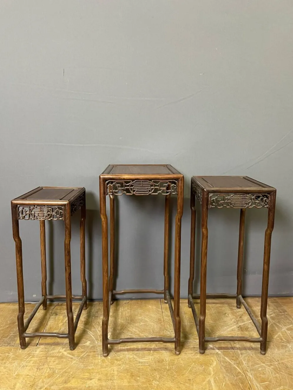 Suite de trois sellettes chinoises