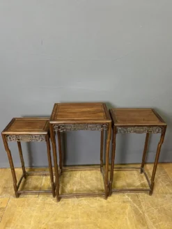 Suite de trois sellettes chinoises