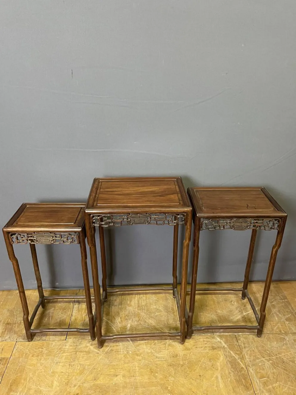 Suite de trois sellettes chinoises