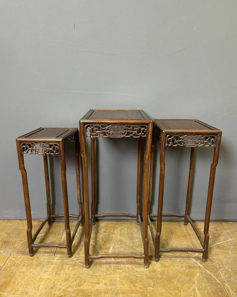 Suite de trois sellettes chinoises