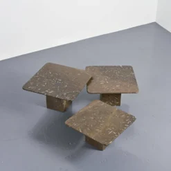 Suite de trois tables gigognes « Fossile », Suisse, circa 1970