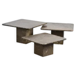 Suite de trois tables gigognes « Fossile », Suisse, circa 1970
