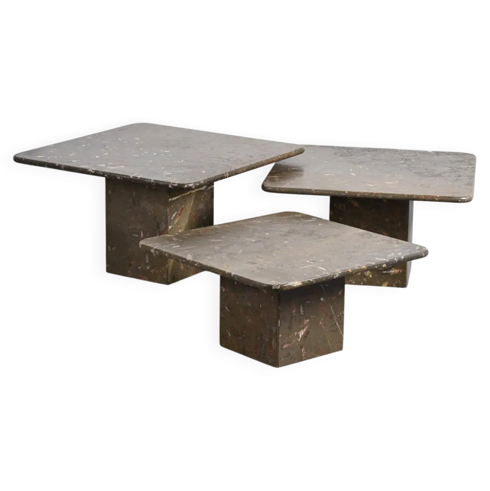 Suite de trois tables gigognes « Fossile », Suisse, circa 1970