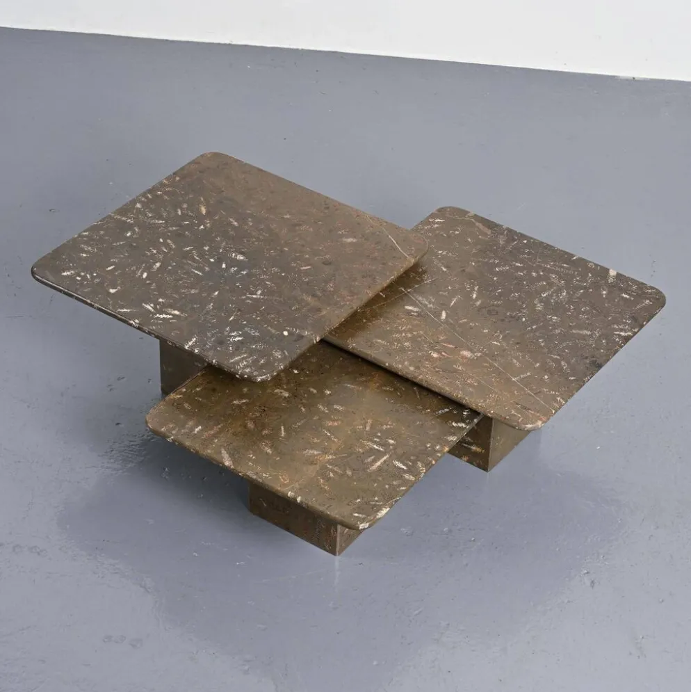 Suite de trois tables gigognes « Fossile », Suisse, circa 1970