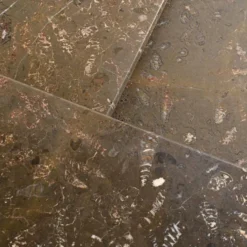 Suite de trois tables gigognes « Fossile », Suisse, circa 1970