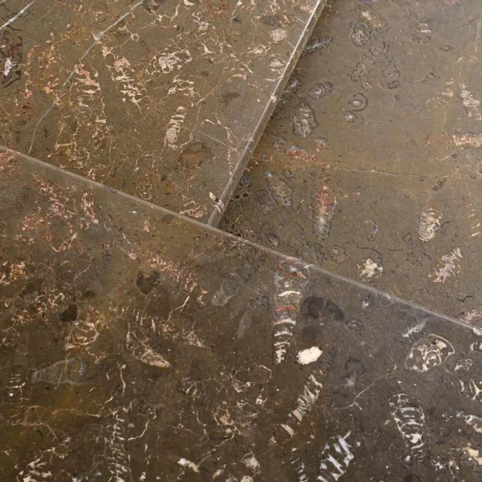 Suite de trois tables gigognes « Fossile », Suisse, circa 1970