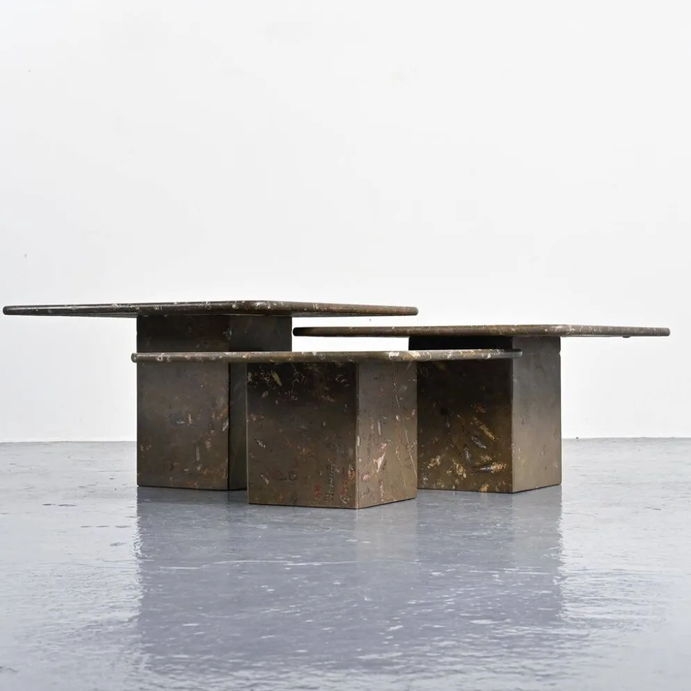 Suite de trois tables gigognes « Fossile », Suisse, circa 1970