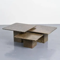 Suite de trois tables gigognes « Fossile », Suisse, circa 1970