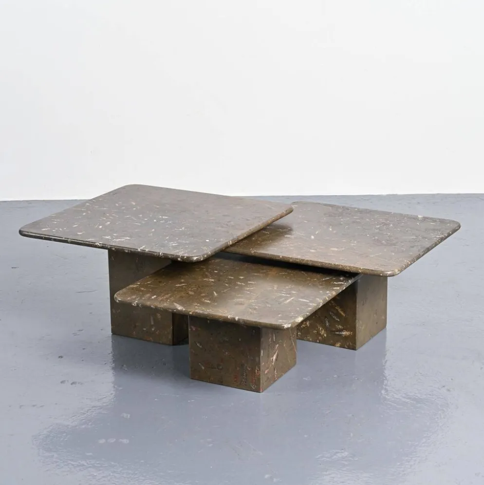 Suite de trois tables gigognes « Fossile », Suisse, circa 1970
