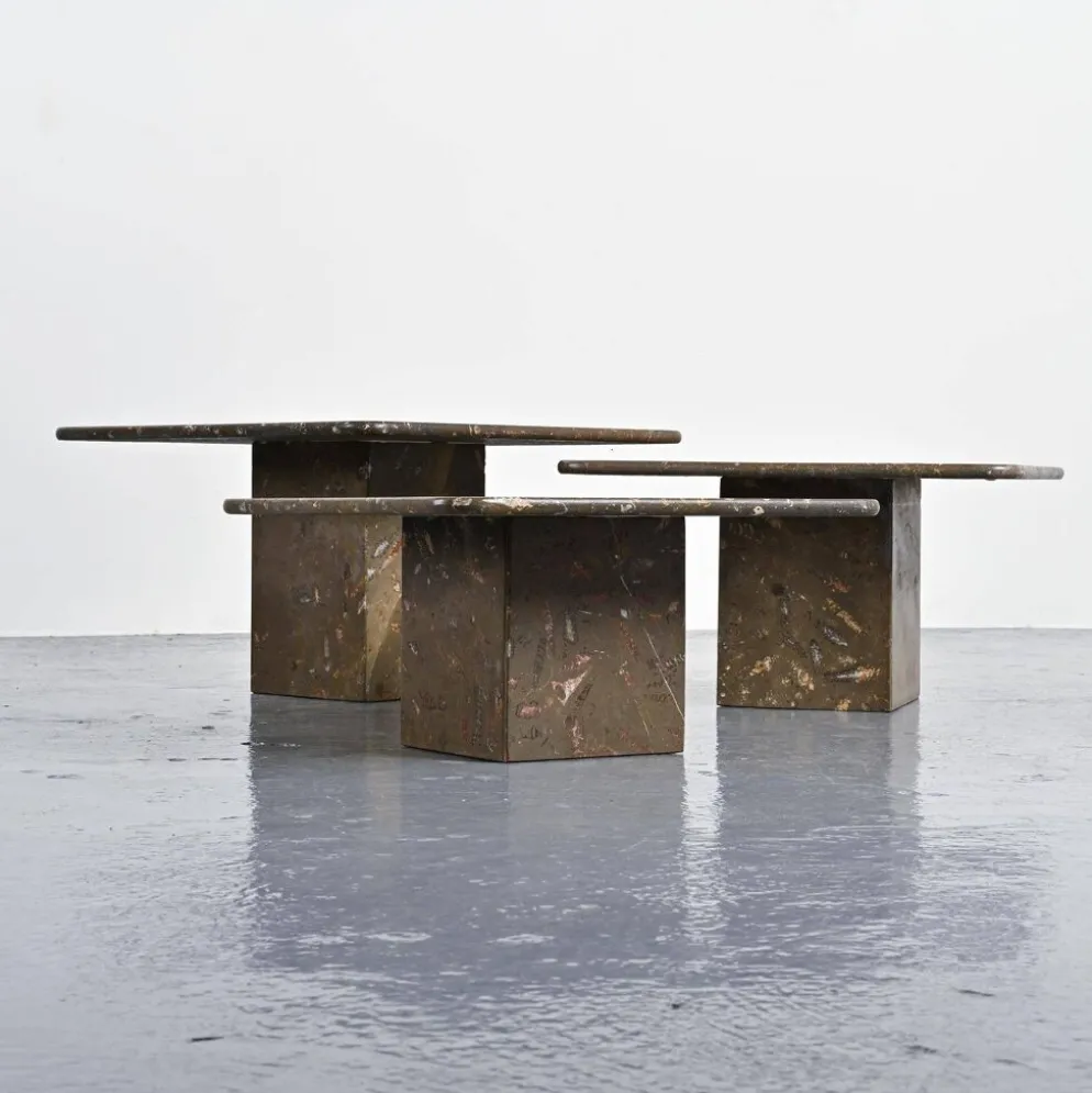 Suite de trois tables gigognes « Fossile », Suisse, circa 1970