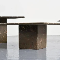 Suite de trois tables gigognes « Fossile », Suisse, circa 1970