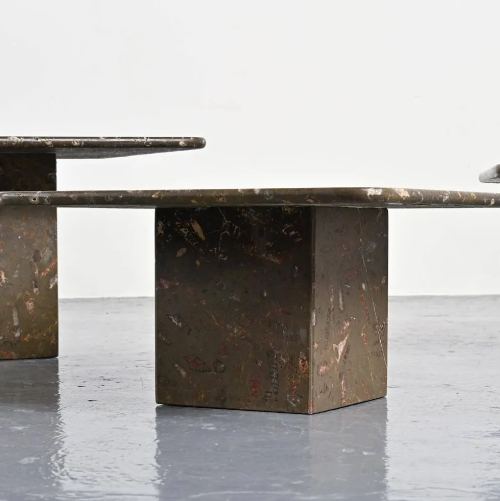 Suite de trois tables gigognes « Fossile », Suisse, circa 1970