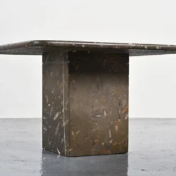 Suite de trois tables gigognes « Fossile », Suisse, circa 1970