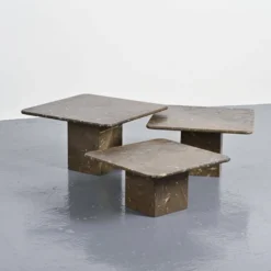 Suite de trois tables gigognes « Fossile », Suisse, circa 1970