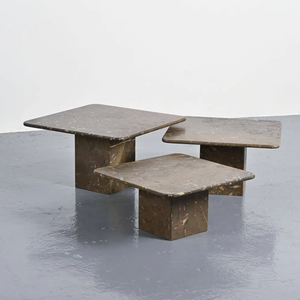 Suite de trois tables gigognes « Fossile », Suisse, circa 1970