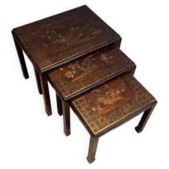 Suite de Trois Tables Gigognes Laquées à Décors Chinoisants, France vers 19
