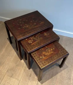 Suite de Trois Tables Gigognes Laquées à Décors Chinoisants, France vers 19