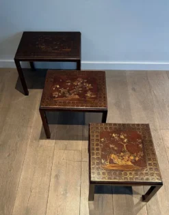 Suite de Trois Tables Gigognes Laquées à Décors Chinoisants, France vers 19