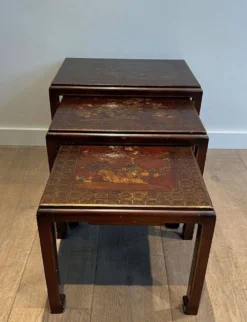 Suite de Trois Tables Gigognes Laquées à Décors Chinoisants, France vers 19