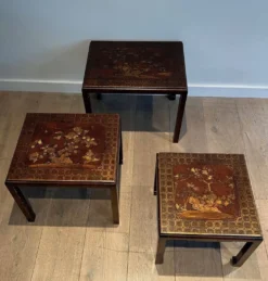 Suite de Trois Tables Gigognes Laquées à Décors Chinoisants, France vers 19